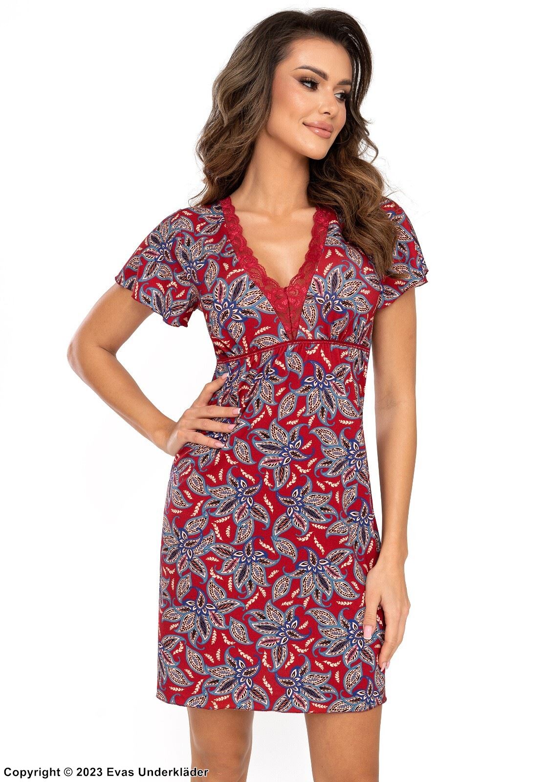 Pyjamasklänning i högkvalitativ viskos med korta ärmar och spetskant, blommor